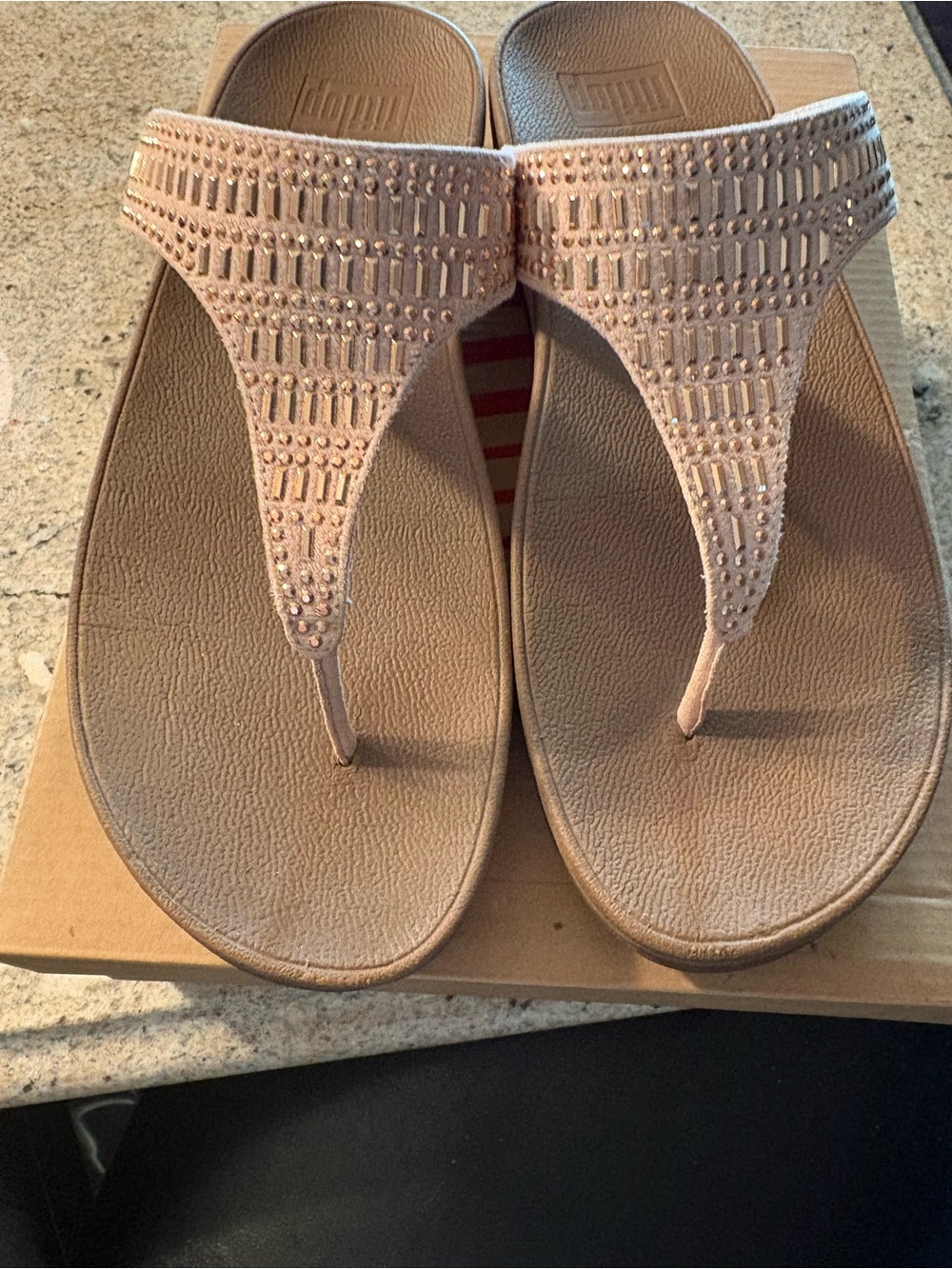 FITFLOP  incastone toe thong sandal light pink
